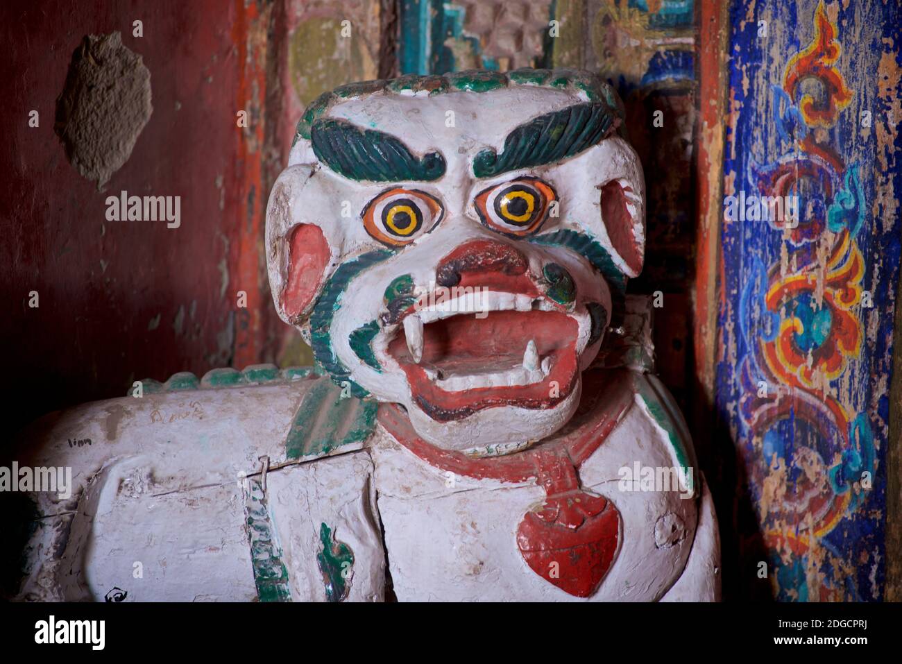 Iconographie bouddhiste tibétaine - une figurine sentinelle sculptée et peinte. Monastère de Hemis, Hemis, Ladakh, Jammu-et-Cachemire, Inde Banque D'Images