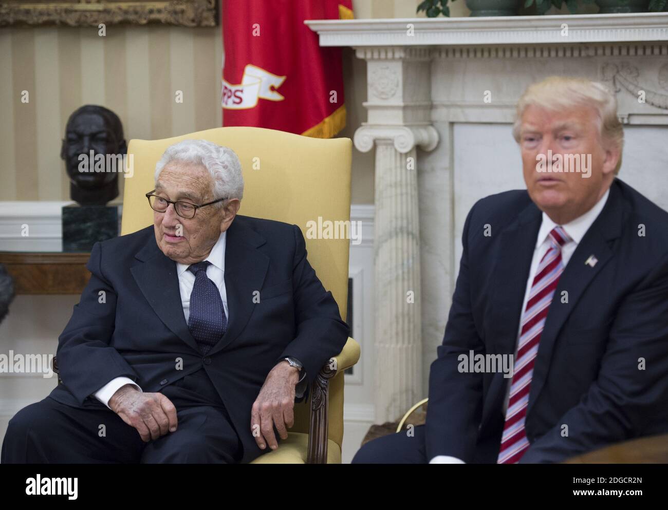 10 mai 2017 - le président Donald Trump rencontre l'ancien secrétaire d'État Henry Kissinger dans le bureau ovale de la Maison Blanche. (Molly Riley/Polaris) Banque D'Images