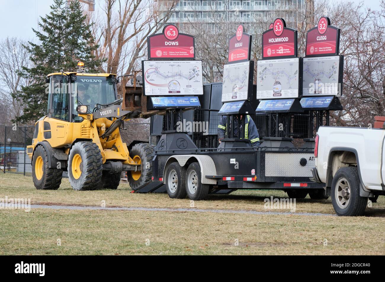 Les employés de la ville chargent des panneaux en préparation de la patinoire d'hiver Chemin le long du canal Rideau à Ottawa Banque D'Images