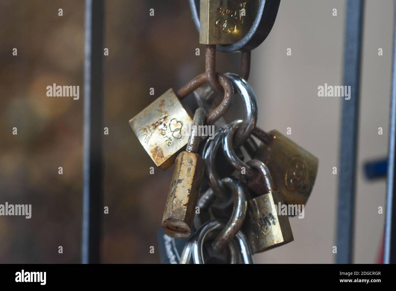 Quelques locks d'amour exposés dans une salle d'exposition le 11 mai 2017 à Paris, en France, avant d'être vendus aux enchères publiques avec les bénéfices versés à des organismes de bienfaisance soutenant les réfugiés. Soixante-cinq tonnes de cadenas couvrant le Pont des Arts, un célèbre pont sur la Seine, ont été enlevés depuis l'été 2015, lorsqu'il a été découvert qu'ils constituaient un danger pour la sécurité. Les écluses faisait partie d'un rituel romantique dans lequel les couples en attaraient une et jetteraient la clé dans la rivière. Photo par Ammar Abd Rabbo/ABACAPRESS.COM Banque D'Images