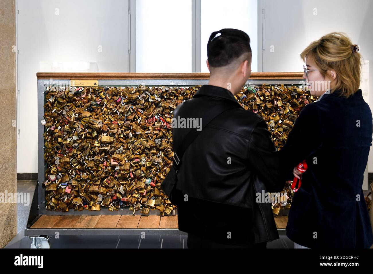 Quelques locks d'amour exposés dans une salle d'exposition le 11 mai 2017 à Paris, en France, avant d'être vendus aux enchères publiques avec les bénéfices versés à des organismes de bienfaisance soutenant les réfugiés. Soixante-cinq tonnes de cadenas couvrant le Pont des Arts, un célèbre pont sur la Seine, ont été enlevés depuis l'été 2015, lorsqu'il a été découvert qu'ils constituaient un danger pour la sécurité. Les écluses faisait partie d'un rituel romantique dans lequel les couples en attaraient une et jetteraient la clé dans la rivière. Photo par Ammar Abd Rabbo/ABACAPRESS.COM Banque D'Images