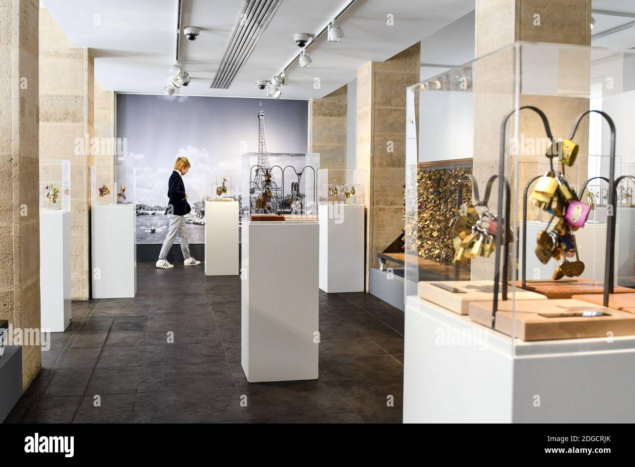 Quelques locks d'amour exposés dans une salle d'exposition le 11 mai 2017 à Paris, en France, avant d'être vendus aux enchères publiques avec les bénéfices versés à des organismes de bienfaisance soutenant les réfugiés. Soixante-cinq tonnes de cadenas couvrant le Pont des Arts, un célèbre pont sur la Seine, ont été enlevés depuis l'été 2015, lorsqu'il a été découvert qu'ils constituaient un danger pour la sécurité. Les écluses faisait partie d'un rituel romantique dans lequel les couples en attaraient une et jetteraient la clé dans la rivière. Photo par Ammar Abd Rabbo/ABACAPRESS.COM Banque D'Images