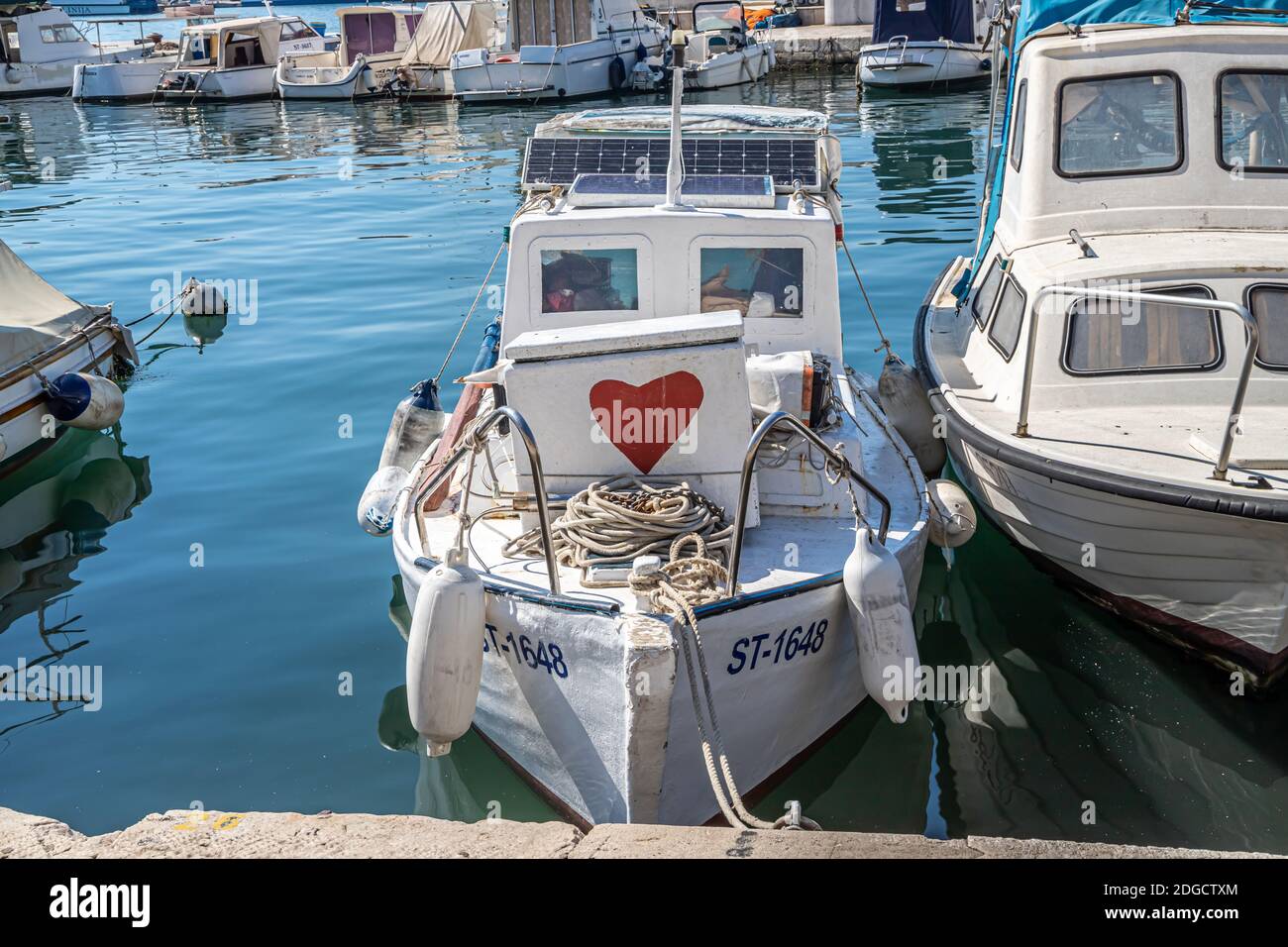 Split Croatie - 08.07.2020, Love Boat au port de Matejuska mer Adriatique Banque D'Images