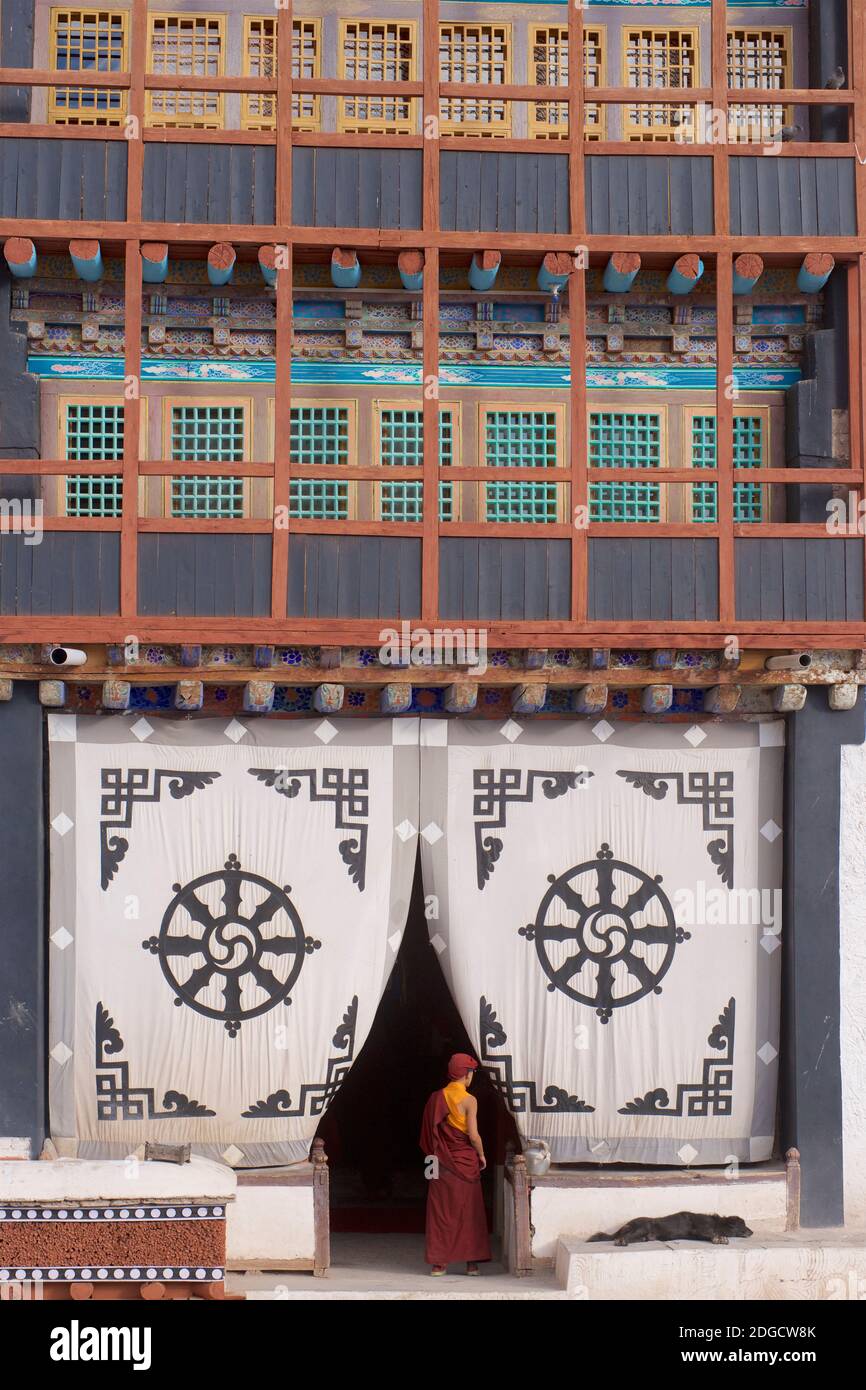 Tôt le matin au monastère de Hemis. Un jeune moine à l'extérieur de la salle de prière. Architecture bouddhiste tibétaine traditionnelle. Hemis, Ladakh, Jammu-et-Cachemire, Inde Banque D'Images