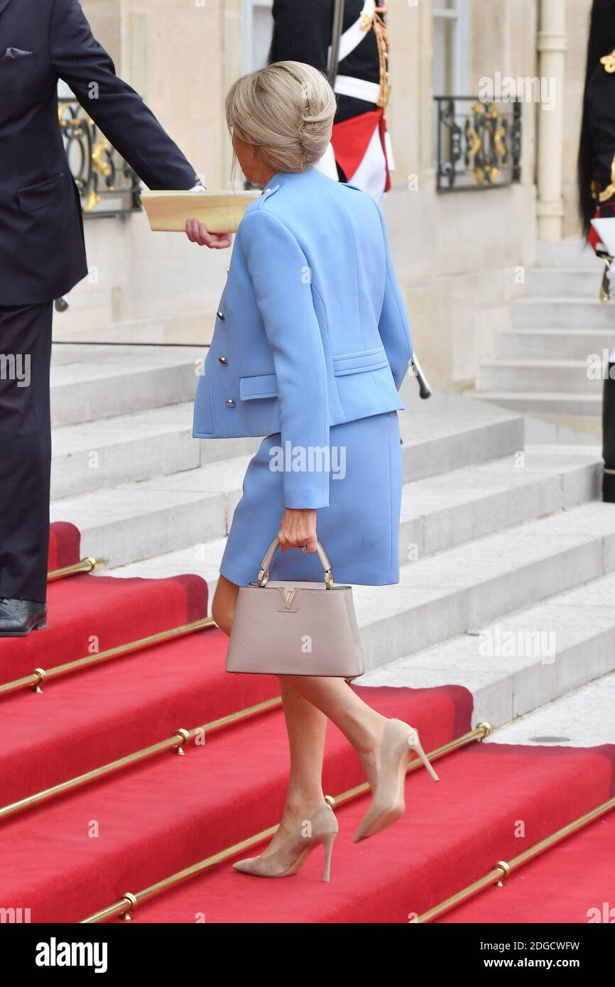 Brigitte Macron, épouse du nouveau président français élu Emmanuel Macron,  arrive à l'Elysée Palace lors d'une cérémonie du tapis rouge avant la  passation de la présidence à Paris, en France, le 14