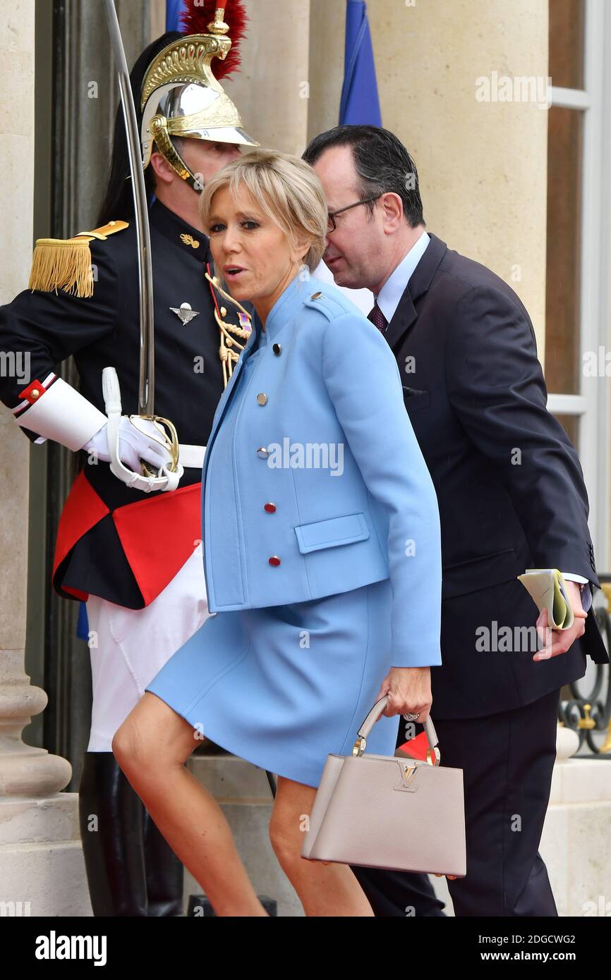 Brigitte Macron, épouse du nouveau président français élu Emmanuel Macron,  arrive à l'Elysée Palace lors d'une cérémonie du tapis rouge avant la  passation de la présidence à Paris, en France, le 14
