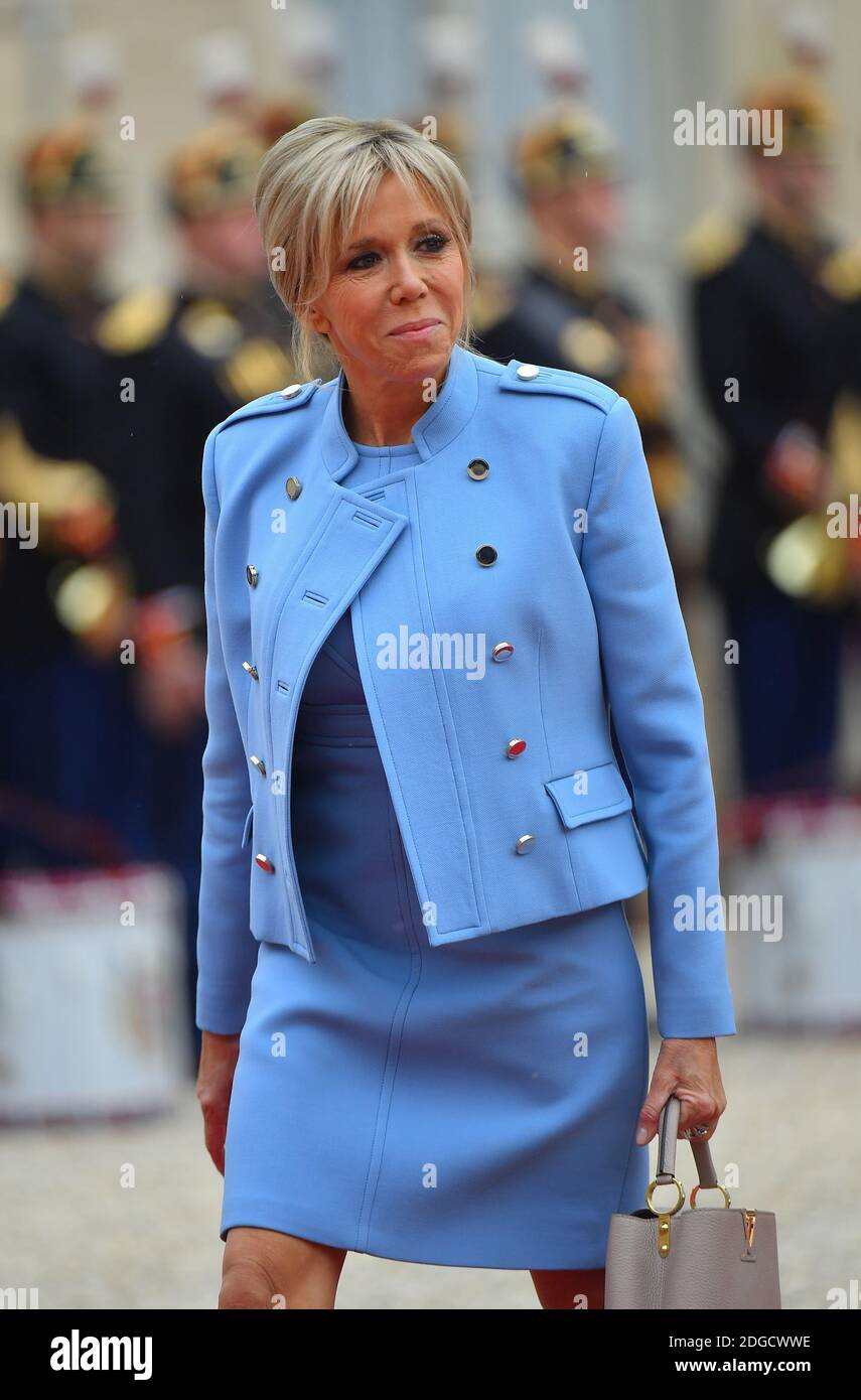 La nouvelle première dame Brigitte Macron arrive lorsque le nouveau président français Emmanuel Macron est installé à Elysee Palace, Paris, France, le 14 mai 2017. Photo de Christian Liewig/ABACAPRESS.COM Banque D'Images