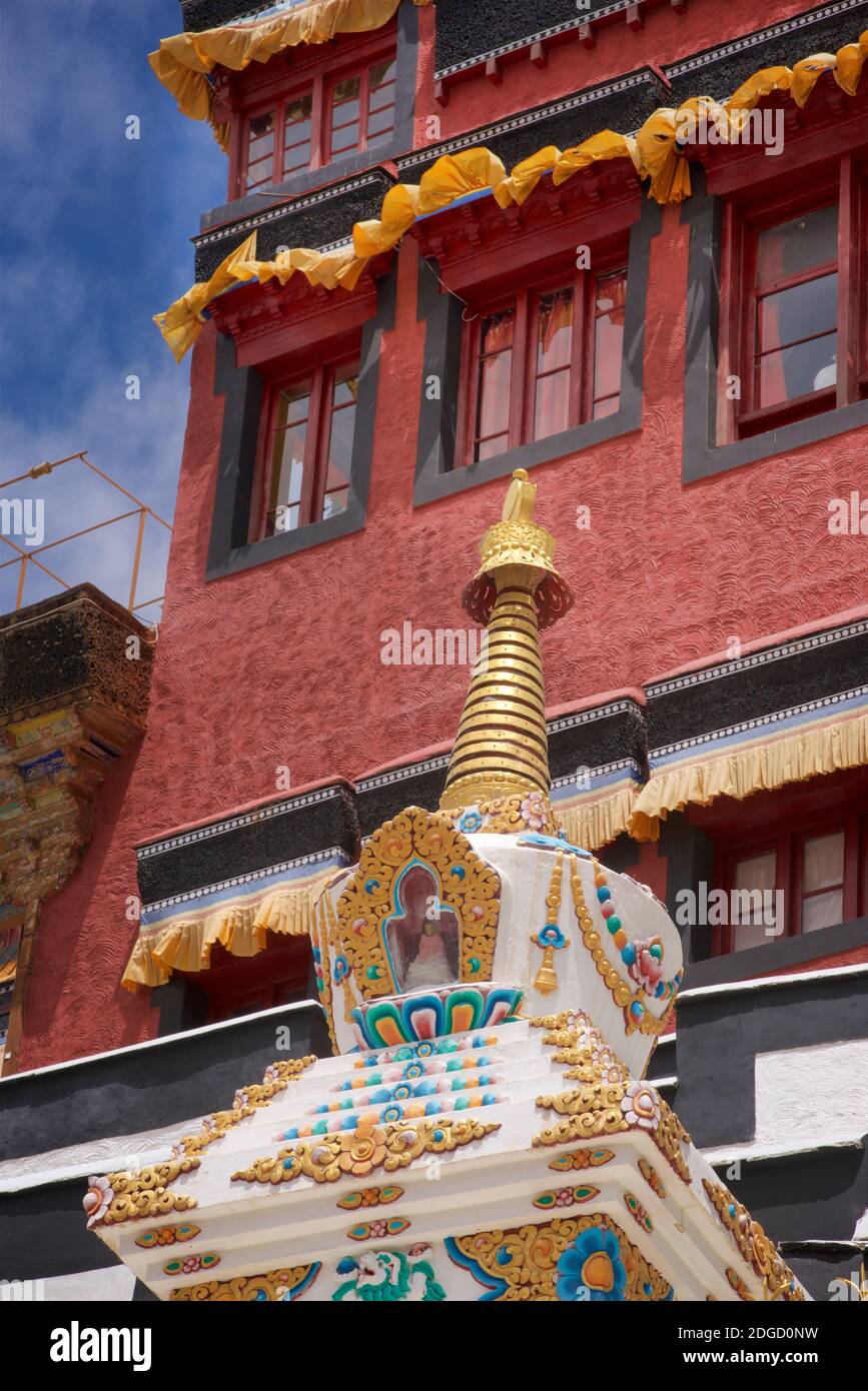 Stupa décoarté dans le domaine du monastère de Thikse, Thikse, Ladakh, Jammu et Cachemire, Inde Banque D'Images