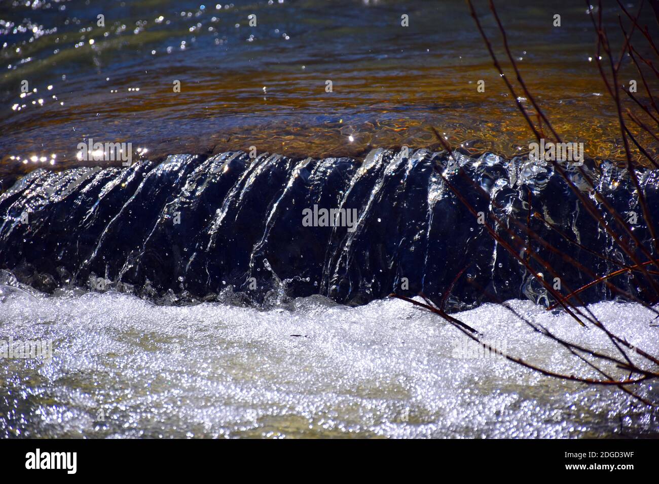 Petite cascade dans la rivière Cidacos. Banque D'Images