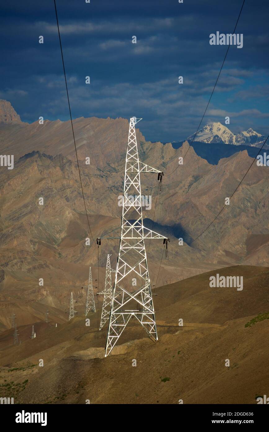Pylônes d'électricité. Le soleil du matin illumine les sommets de montagne à côté de l'autoroute Leh à Srinagar près de Lamayouro, Ladakh, Jammu et Cachemire, Inde Banque D'Images