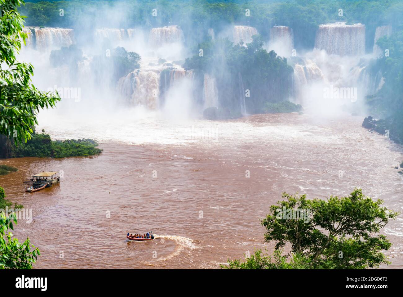 Bateau de touristes courant dans la rivière Iguazu en face de Les magnifiques chutes d'Iguazu Banque D'Images