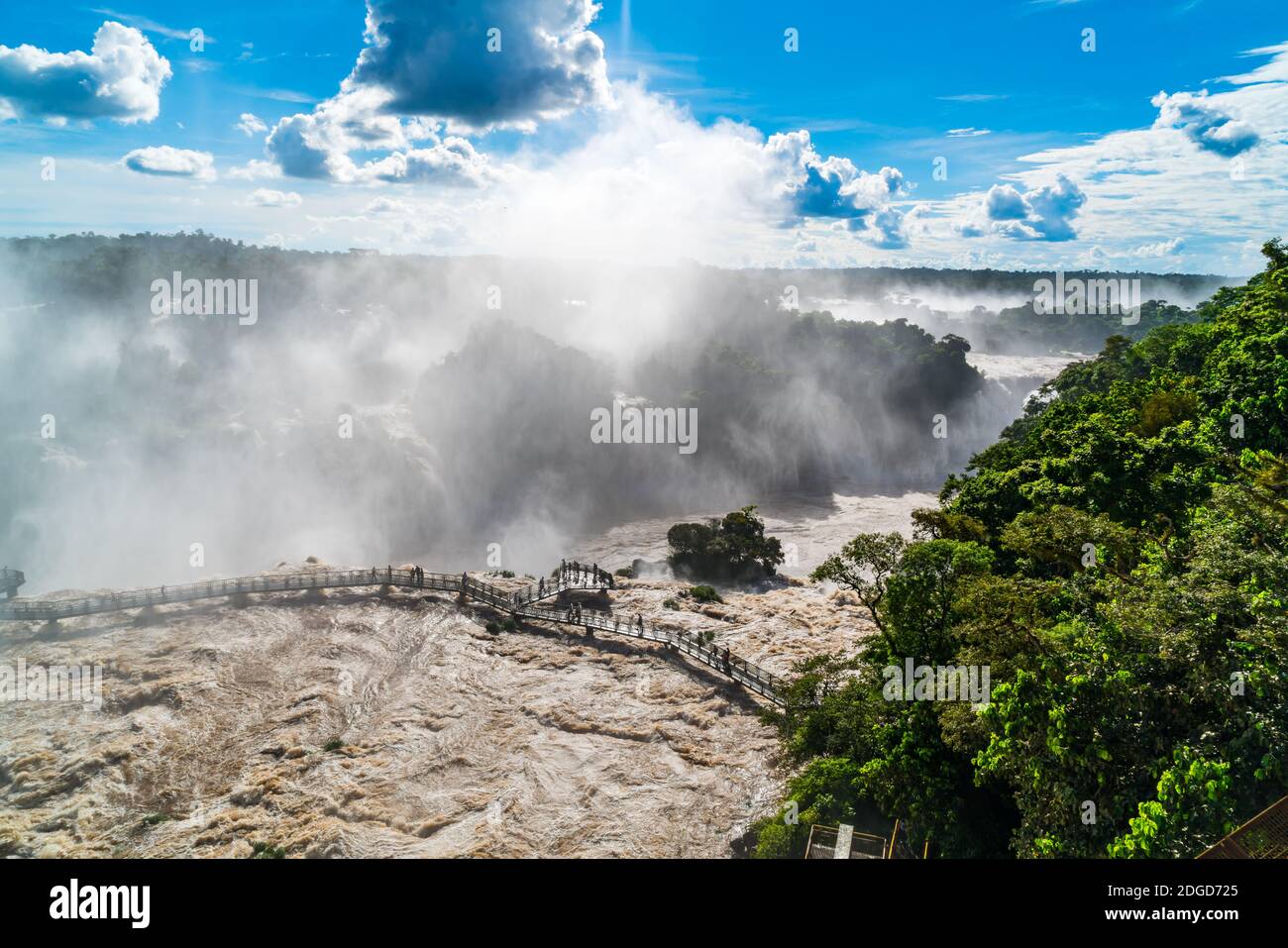 Touristes marchant sur la passerelle au-dessus de la rivière Iguazu Banque D'Images