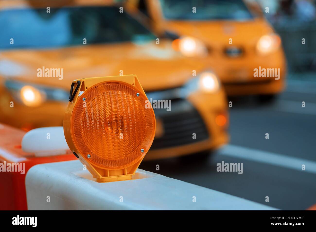 Les tonneaux de la barrière orange de circulation empêchent le trafic autour de la zone de construction faible profondeur Banque D'Images