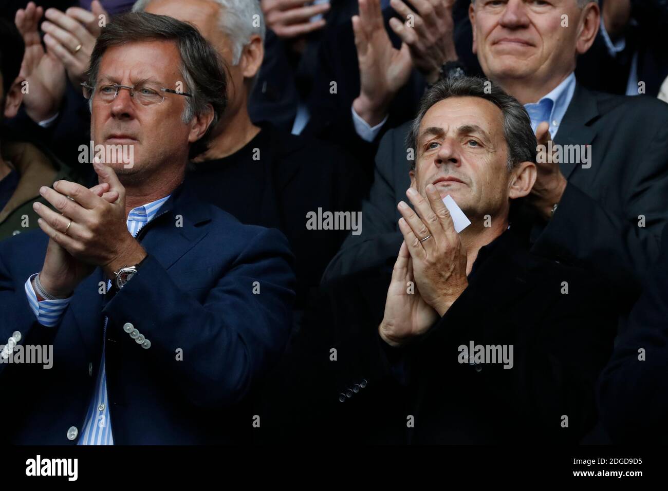 Sébastien Bazin, PDG d'AccorHotels et Nicolas Sarkozy lors du match de football de la première Ligue française, PSG vs Bastia au Parc des Princes, France, le 6 mai 2017.PSG a gagné 5-0. Photo de Henri Szwarc/ABACAPRESS.COM Banque D'Images