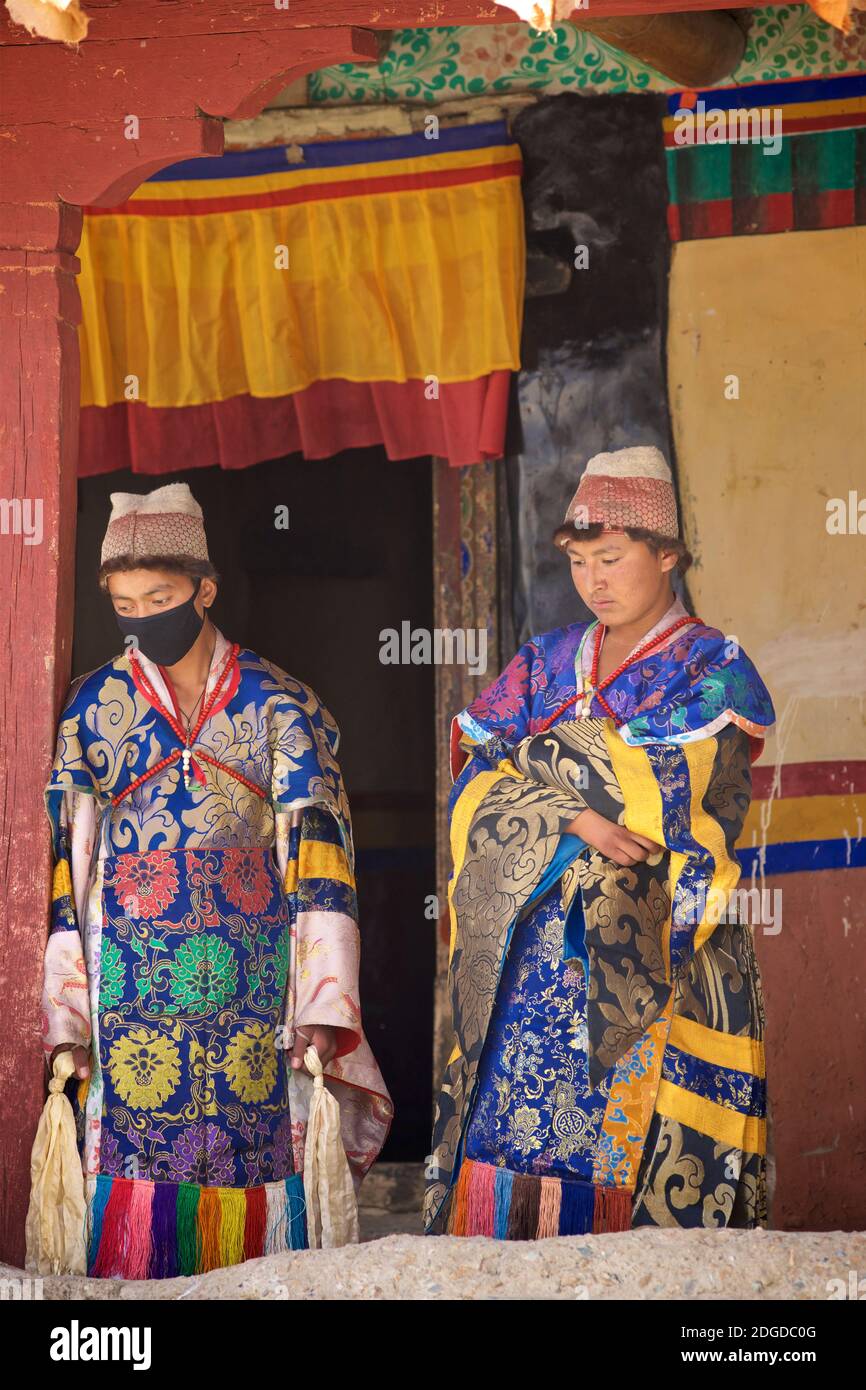 Danseurs de Cham attendant de se produire au festival Zanskar ou Karsha Gustar, célébré au monastère de Karsha, près de la vallée de Padum Zanskar, Ladakh, Jammu et Banque D'Images