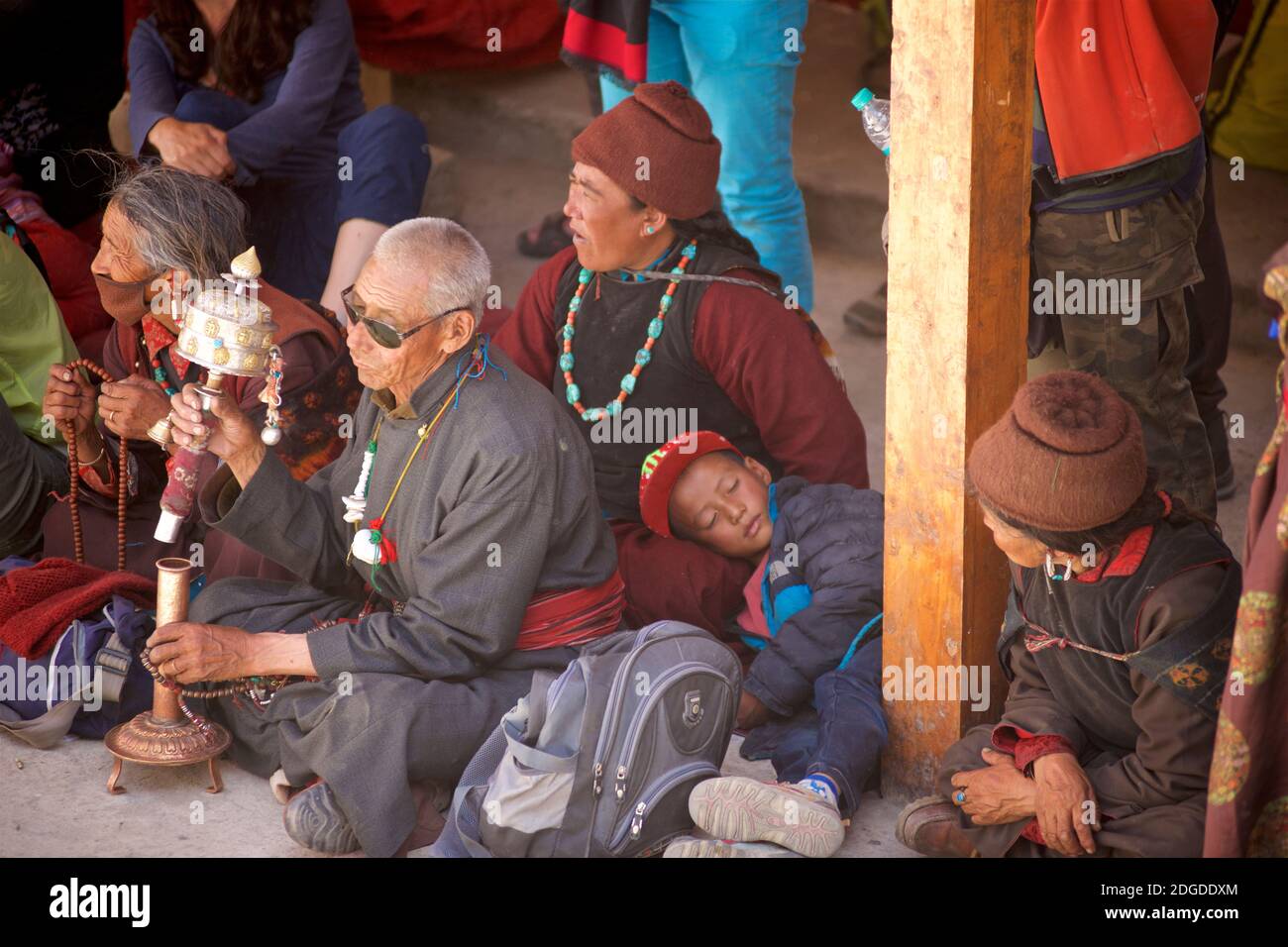 Ladakhi adultes et enfants regardant les célébrations du festival du monastère de Karsha, le monastère de Karsha près de la vallée de Padum Zanskar, Ladakh, Jammu et Cachemire, nord de l'Inde Banque D'Images