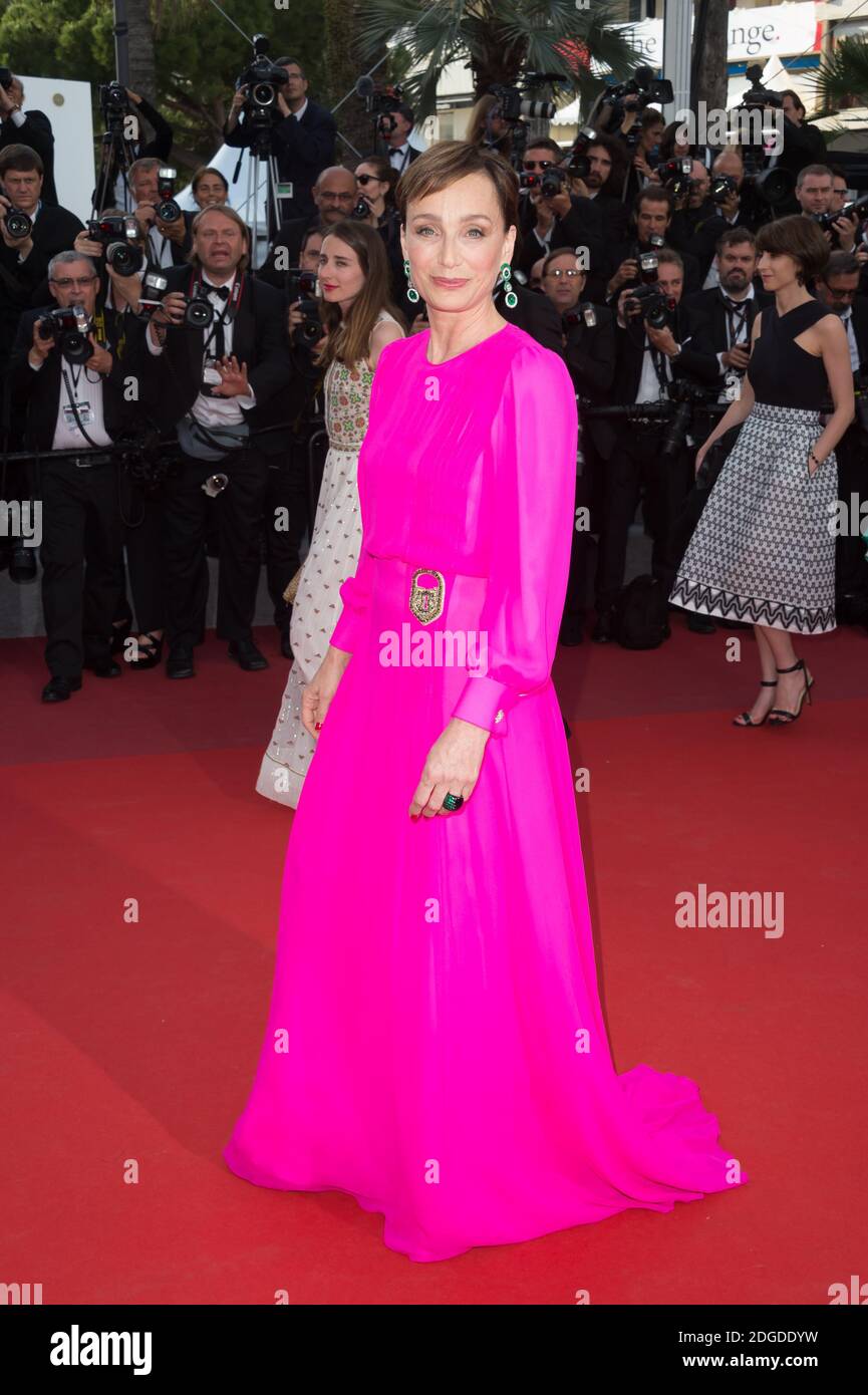 Kristin ScottThomas arrive sur le tapis rouge de la projection de 