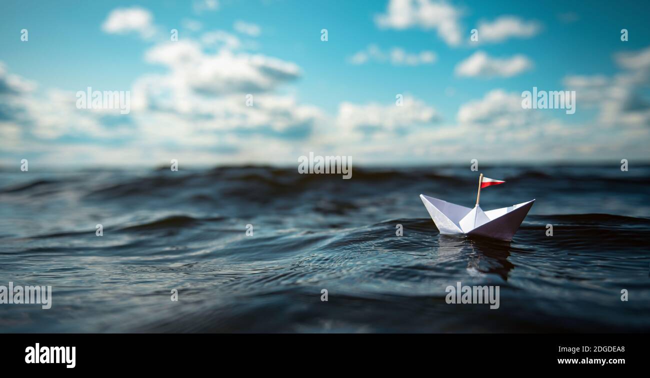 Bateau à papier sur les grandes vagues | panoramique Banque D'Images