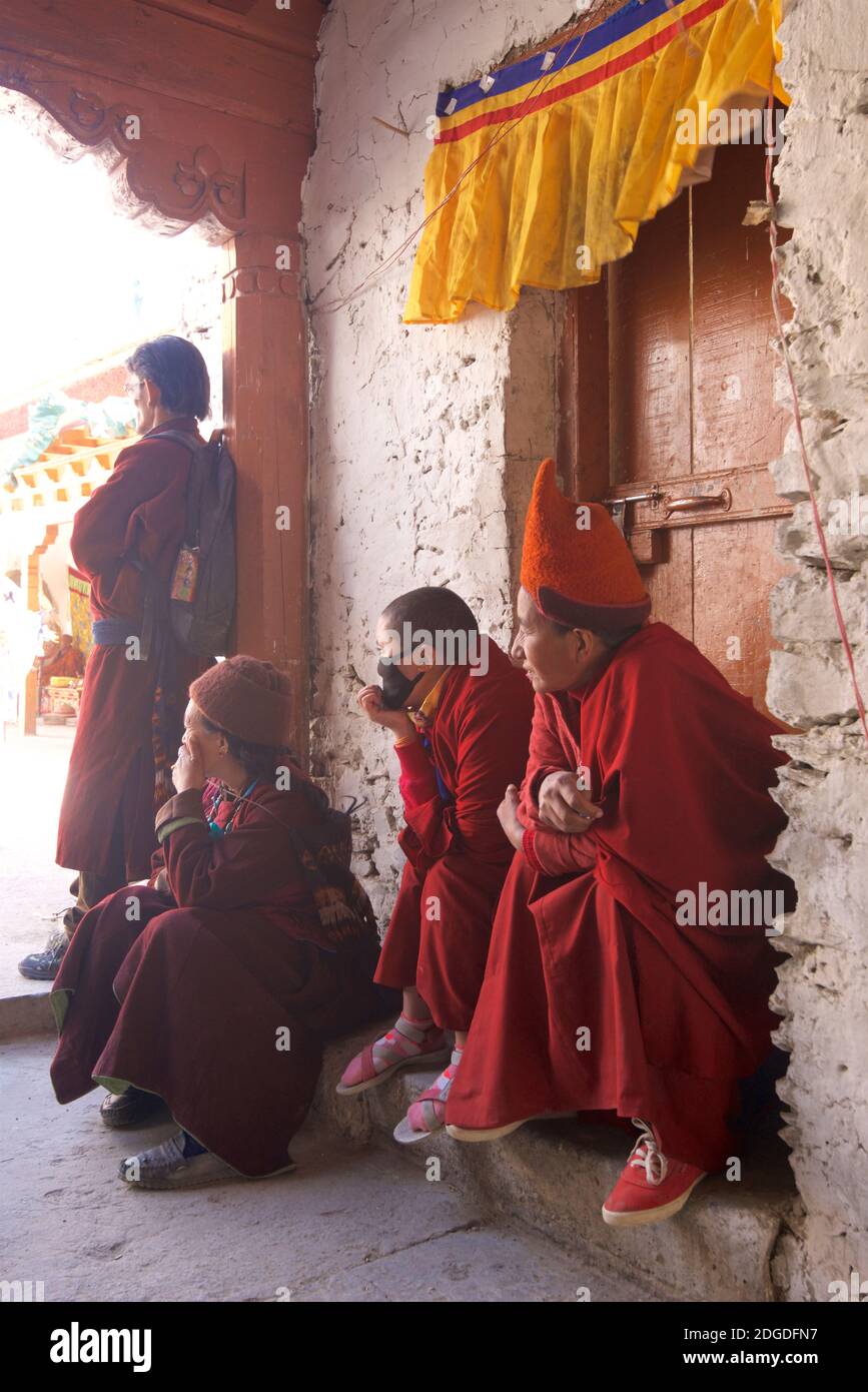 Moines regardant les actes du festival Karsha Gustar. Monastère de Karsha, près de la vallée de Padum Zanskar, Ladakh, Jammu-et-Cachemire, nord de l'Inde Banque D'Images