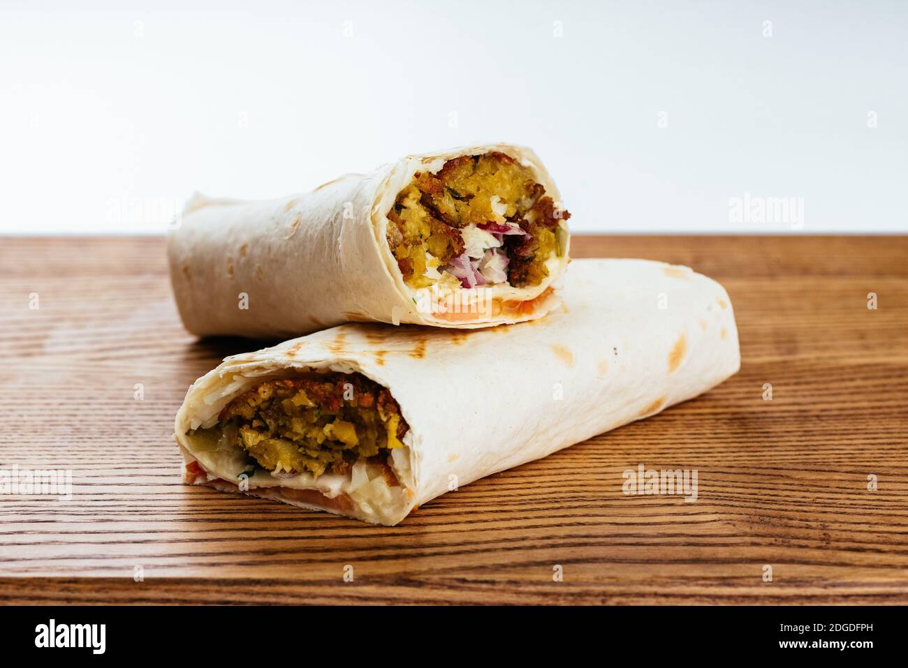 Le Shawarma turc sur un panneau en bois et un fond clair Banque D'Images