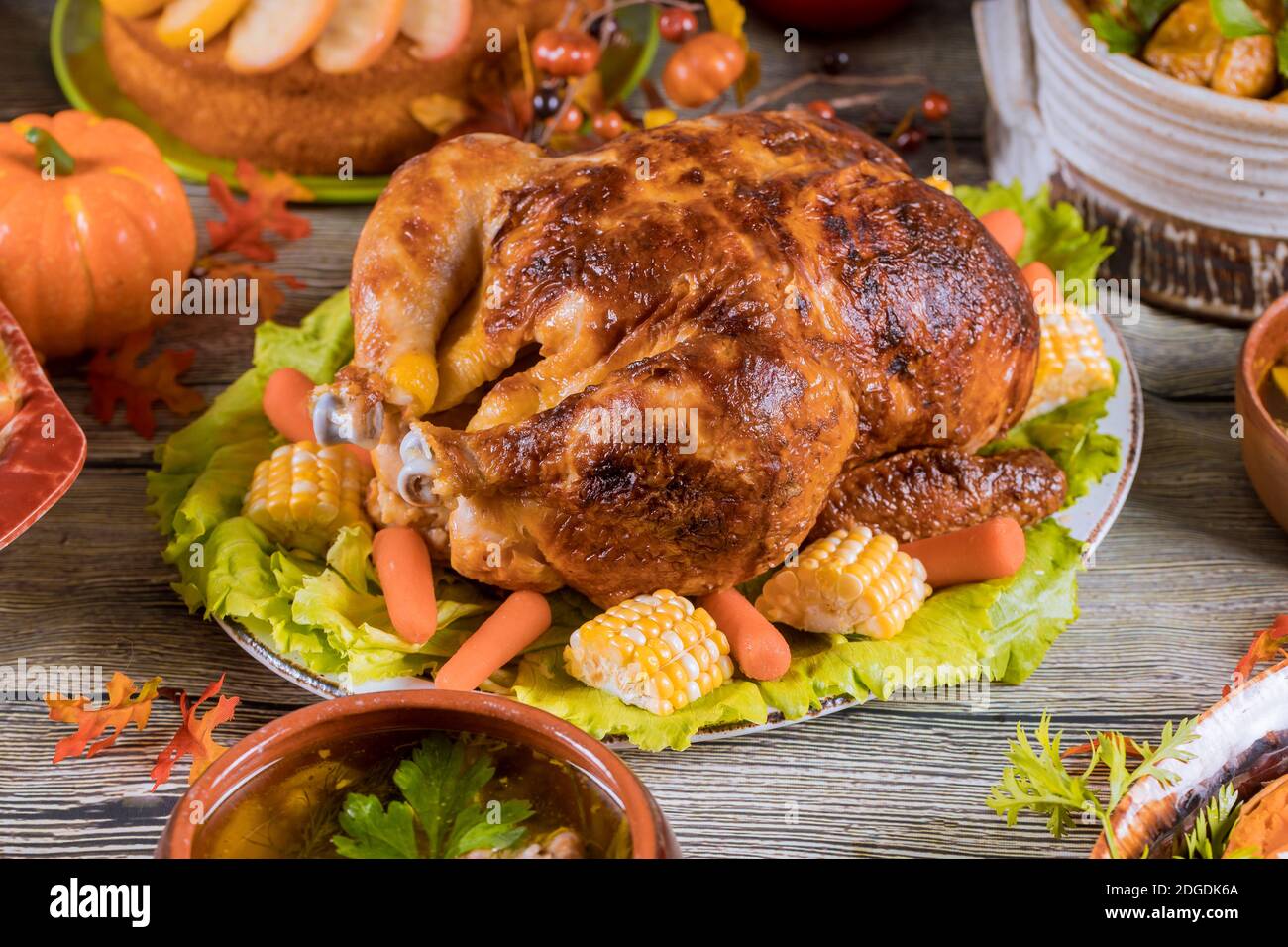 dinde rôtie maison avec d'autres plats. Thanksgiving Day. Banque D'Images