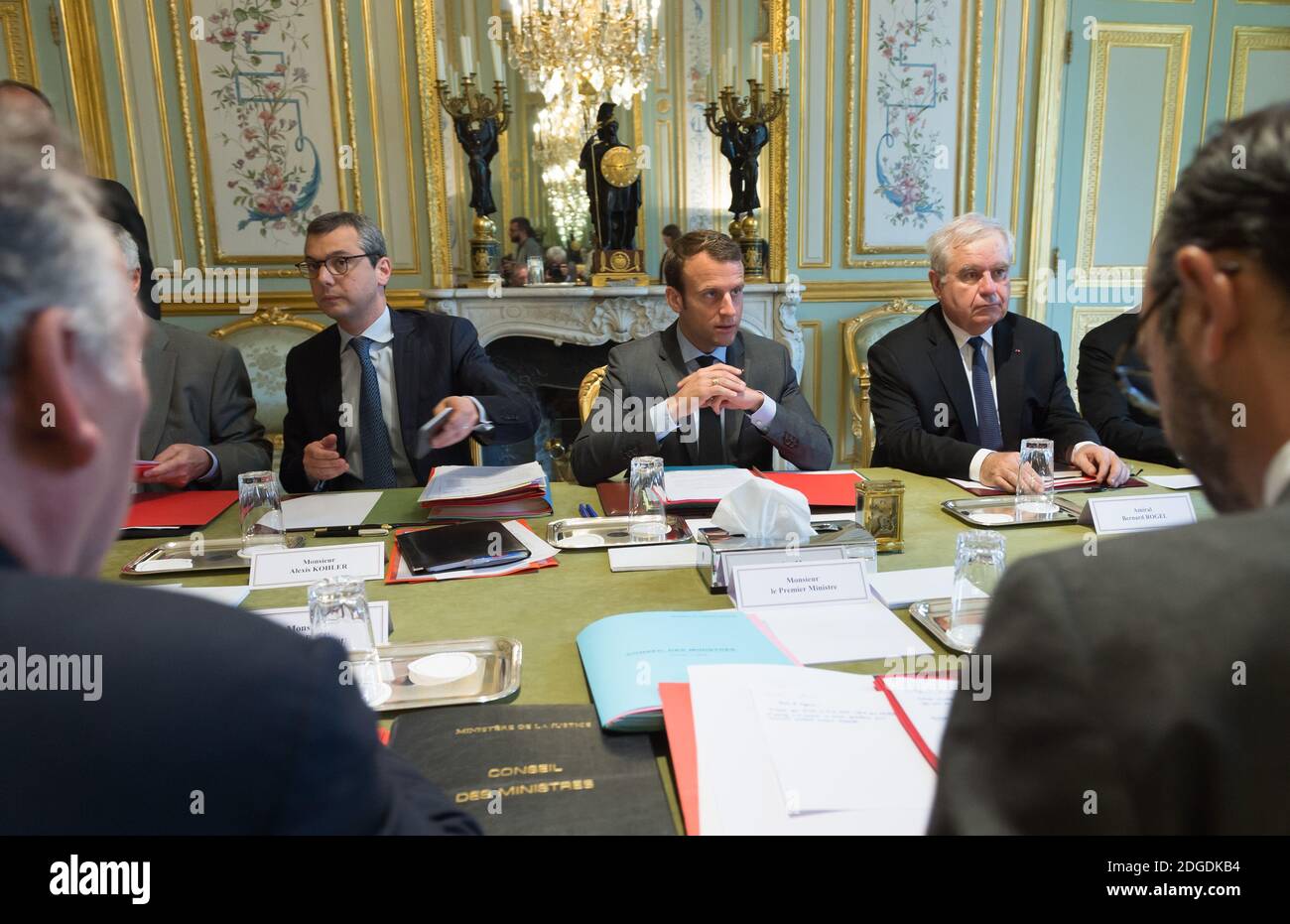 Philippe Etienne, secrétaire général de l'Elysée Alexis Kohler, président français Emmanuel Macron et Amiral Bernard Rogel lors d'un conseil de défense à l'Elysée Palace à Paris, France, le 24 mai 2017. Photo de Jacques Witt/Pool/ABACAPRESS.COM Banque D'Images