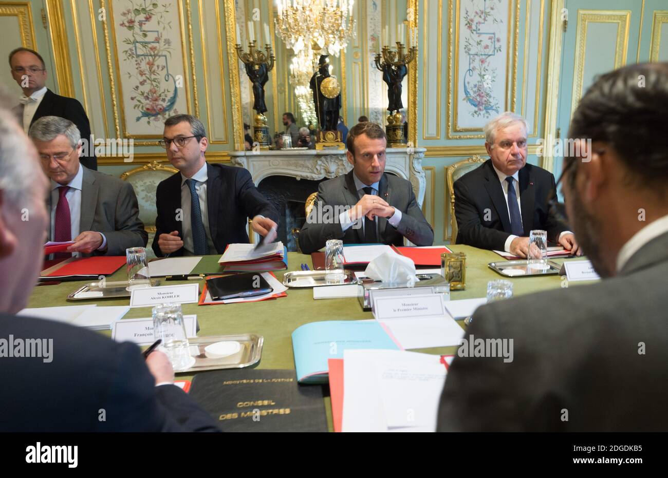 Philippe Etienne, secrétaire général de l'Elysée Alexis Kohler, président français Emmanuel Macron et Amiral Bernard Rogel lors d'un conseil de défense à l'Elysée Palace à Paris, France, le 24 mai 2017. Photo de Jacques Witt/Pool/ABACAPRESS.COM Banque D'Images
