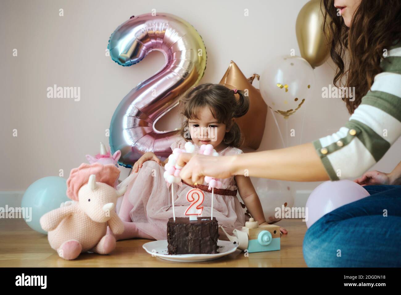 Une Fille De 2 Ans Celebrant Son Anniversaire Photo Stock Alamy Une Fille De 2 Ans Celebrant Son Anniversaire Photo Stock Alamy