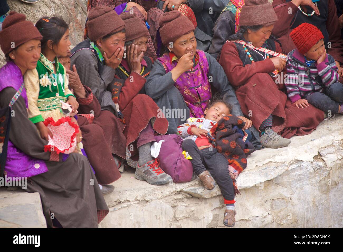 Les villageois locaux de Ladakhi attendent le début des travaux du festival. Monastère de Karsha, près de la vallée de Padum Zanskar, Ladakh, Jammu-et-Cachemire, nord de l'Inde. Festival Zanskar / Karsha Gustar. Banque D'Images