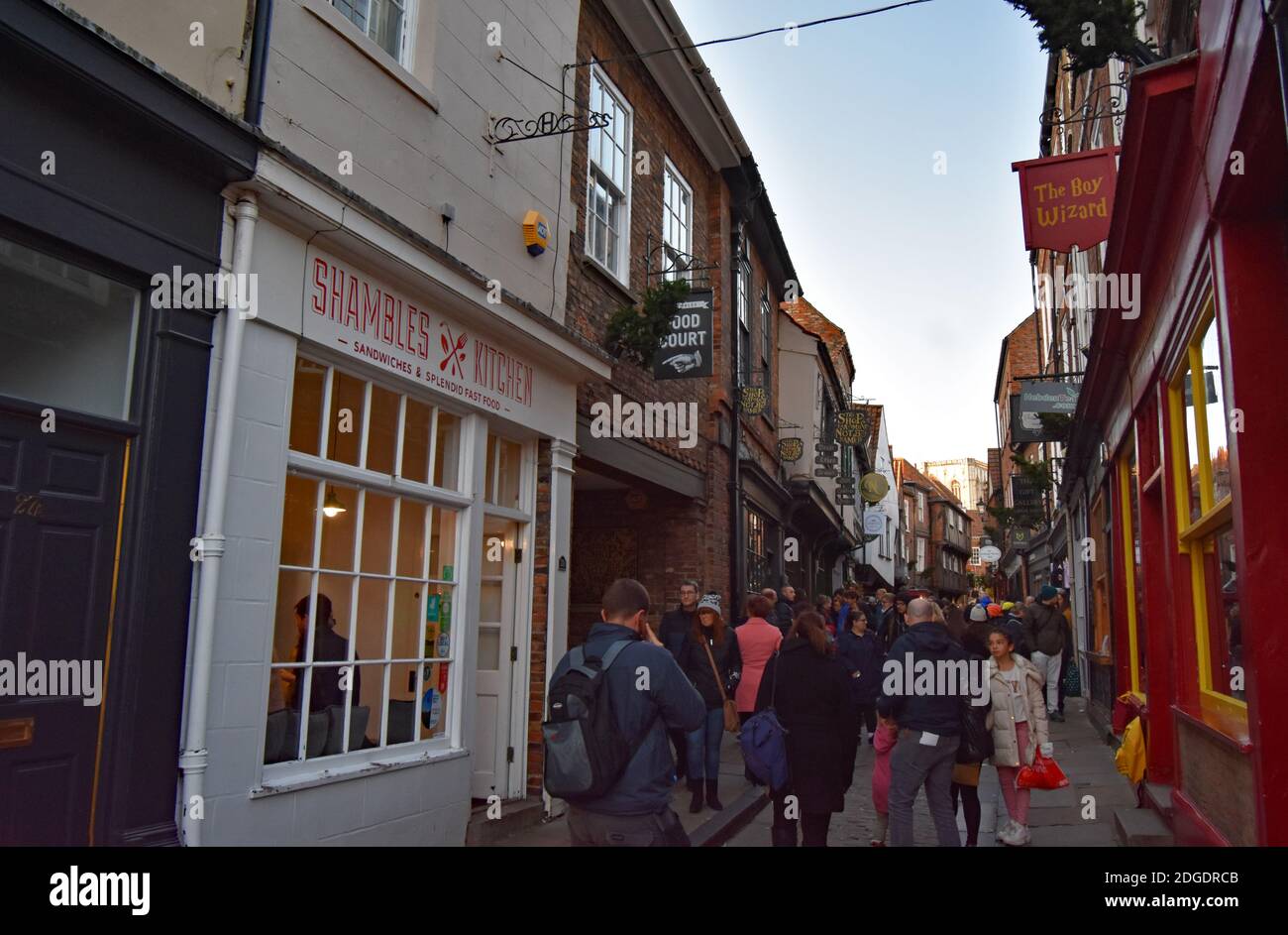 Les Shambles, une vieille rue de York, en Angleterre, a cru être l'inspiration pour Diagon Alley. Une boutique rouge vendant des souvenirs Harry Potter est visible. Banque D'Images