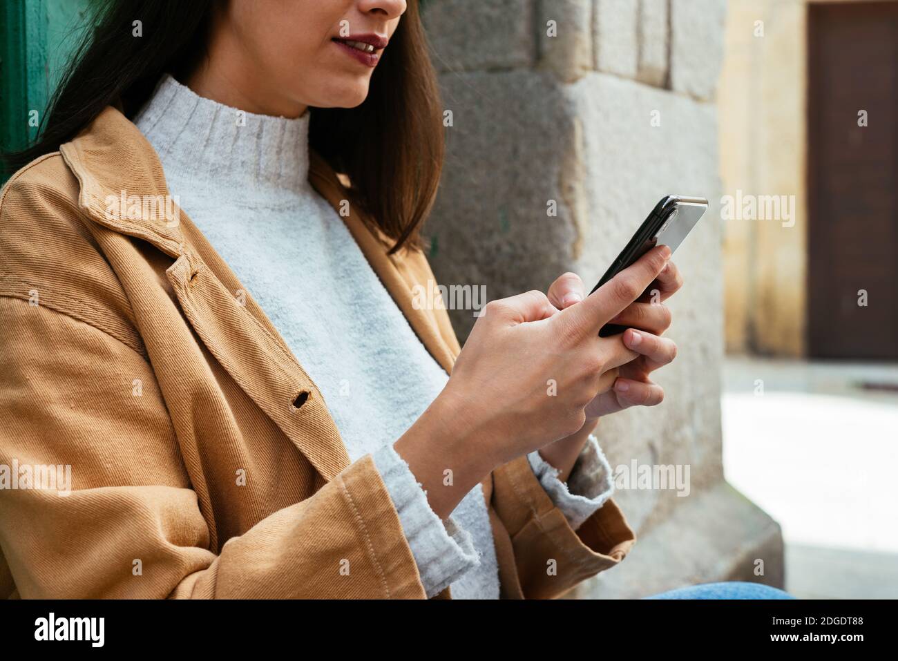 Gros plan d'une femme envoyant un message à l'extérieur Banque D'Images