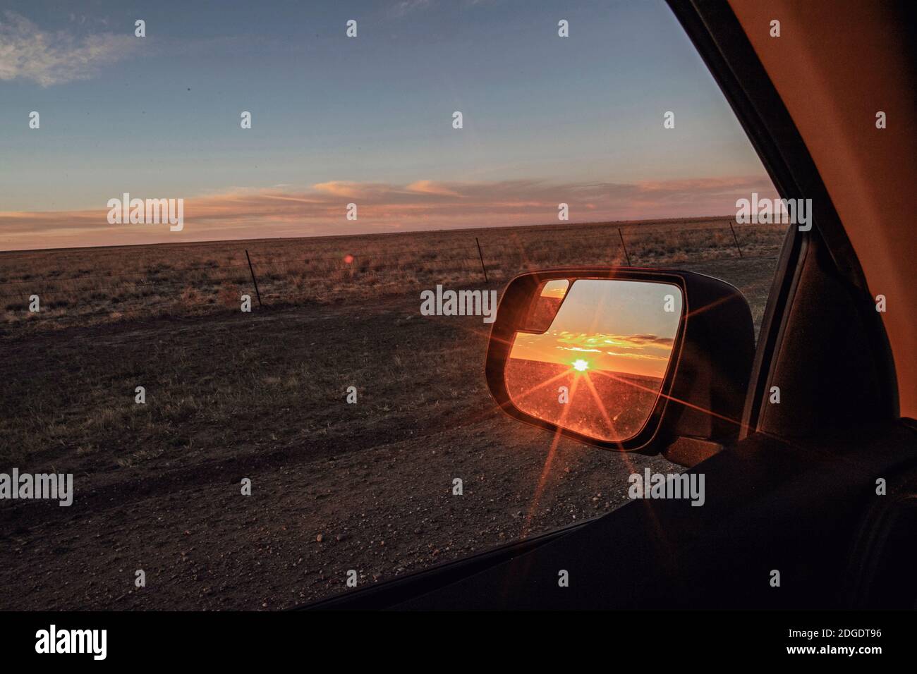 Le lever du soleil se reflète dans le rétroviseur de la voiture en Amérique midwest Banque D'Images