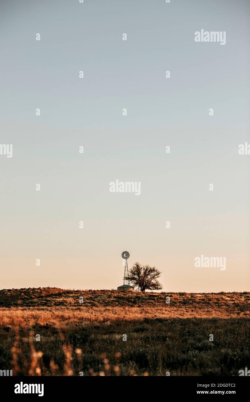 Windmill se dresse au-dessus des plaines Cimarron National Grassland Kansas Banque D'Images
