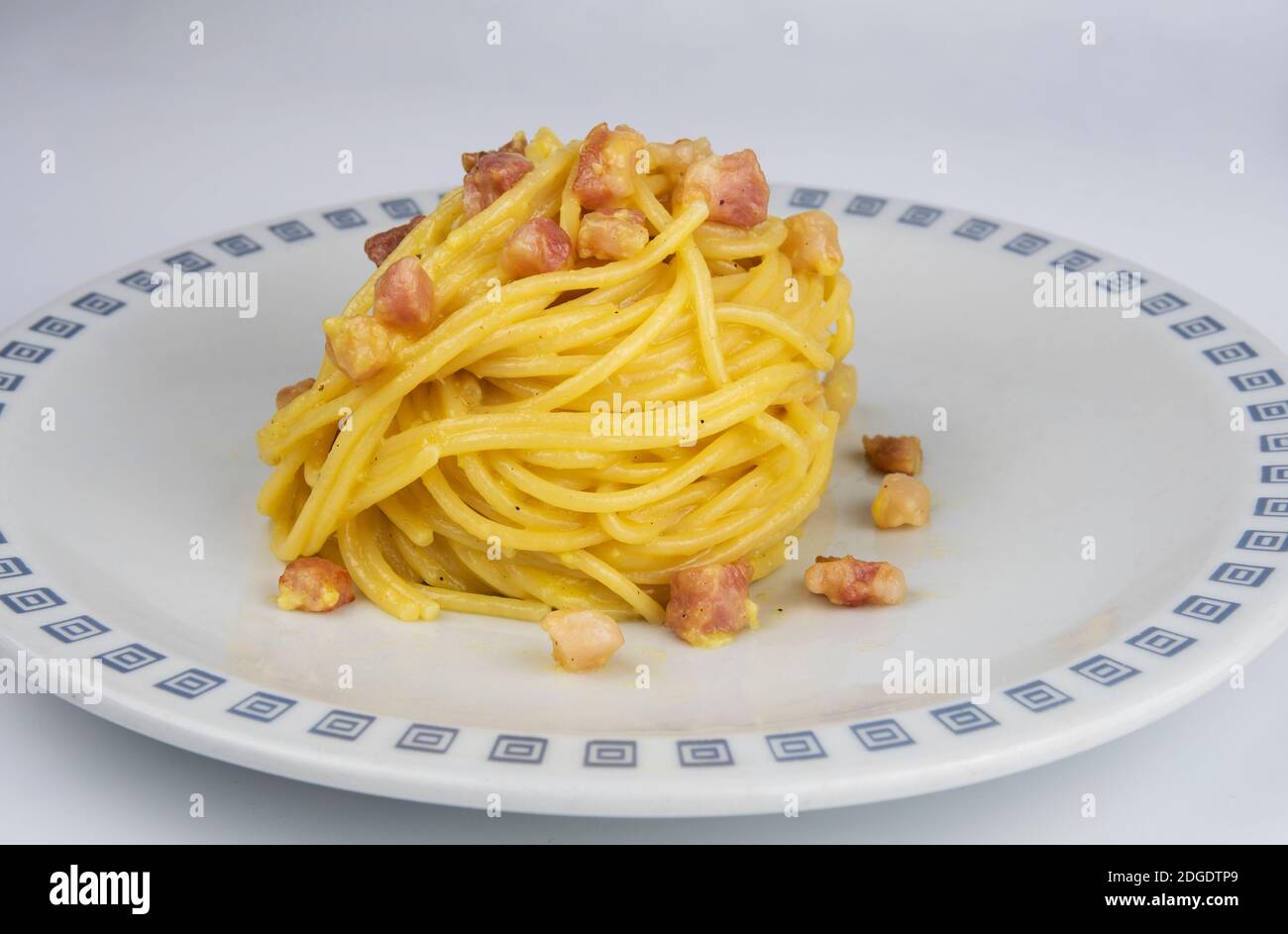 Spaghetti pâtes alla carbonara, un plat populaire à faire à la maison Banque D'Images