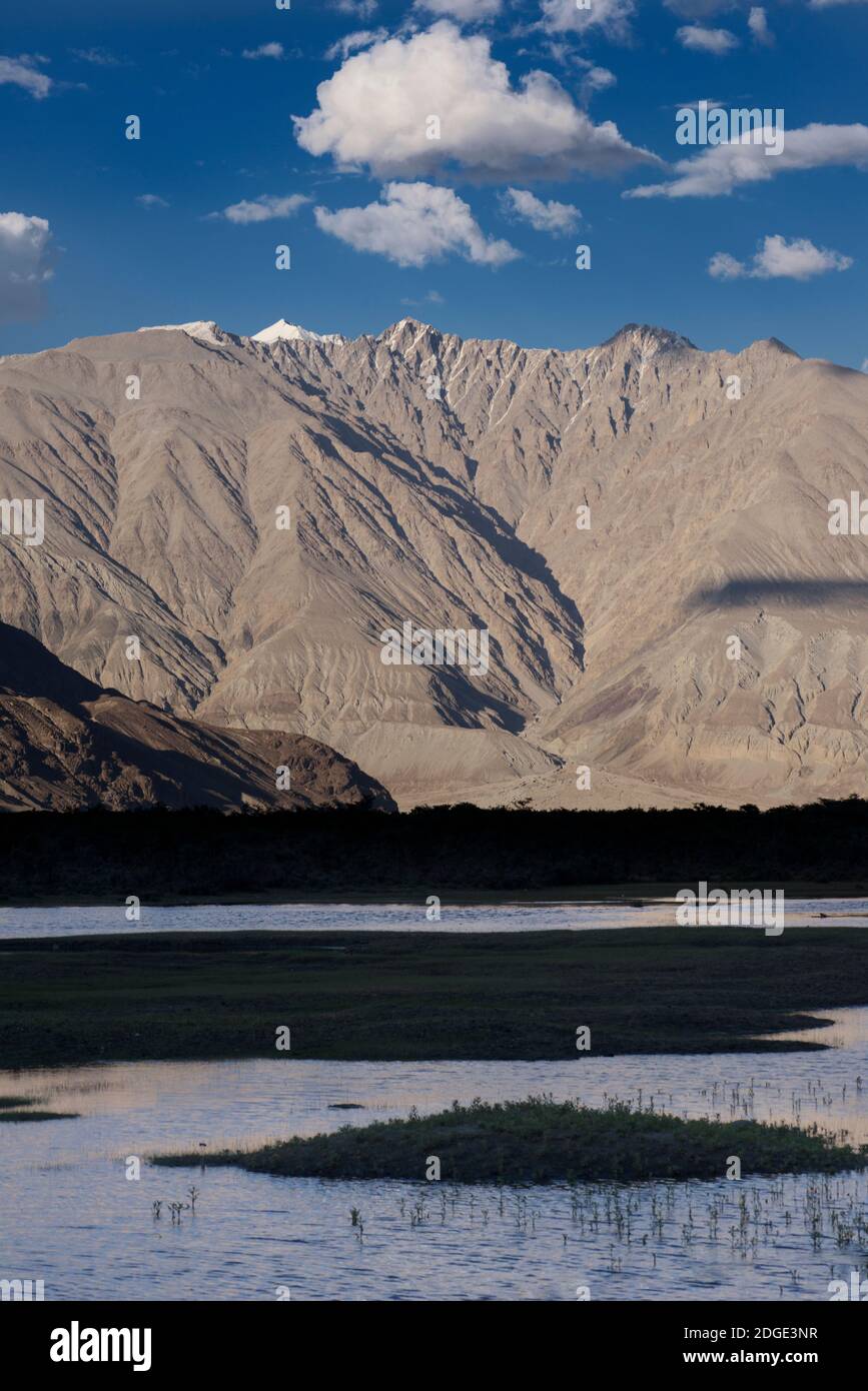 Paysage de montagne de l'Himalaya vue de Hundar dans la vallée de Nubra. Ladakh, Jammu-et-Cachemire, Inde. Rivière Shyok. Banque D'Images