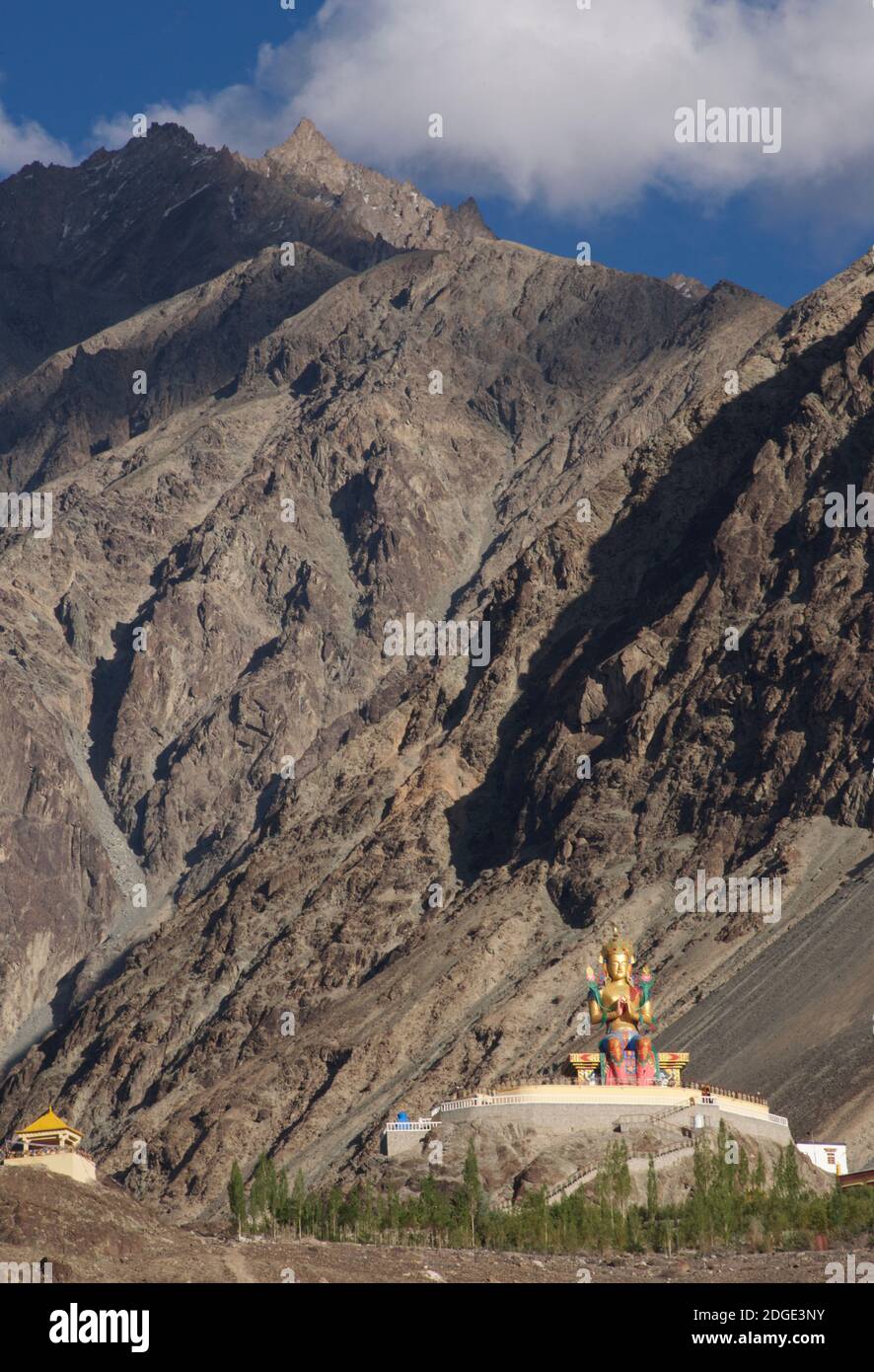 La grande statue de bouddha en face du monastère de Deskit. Le monastère est le plus ancien et le plus grand de la vallée de Nubra. Il appartient à la secte Gelugpa du bouddhisme tibétain. Ladakh, Jammu-et-Cachemire, Inde Banque D'Images