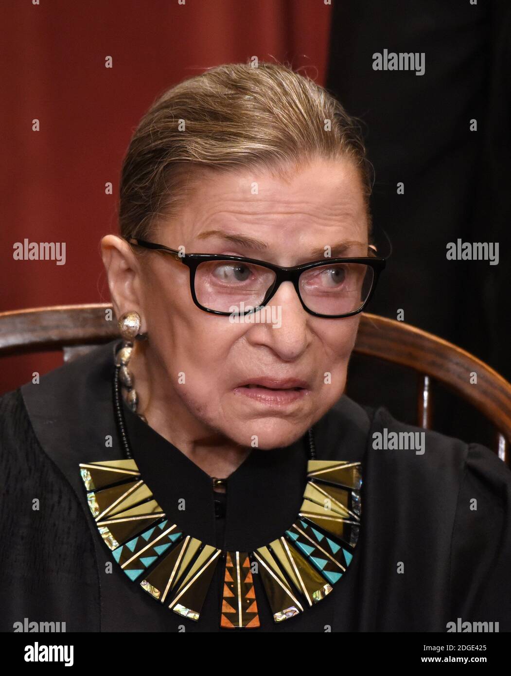 La juge adjointe Ruth Bader Ginsburg pose une photo de groupe au bâtiment de la Cour suprême le 1er juin 2017 à Washington. Photo par Olivier Douliery/Abaca Banque D'Images