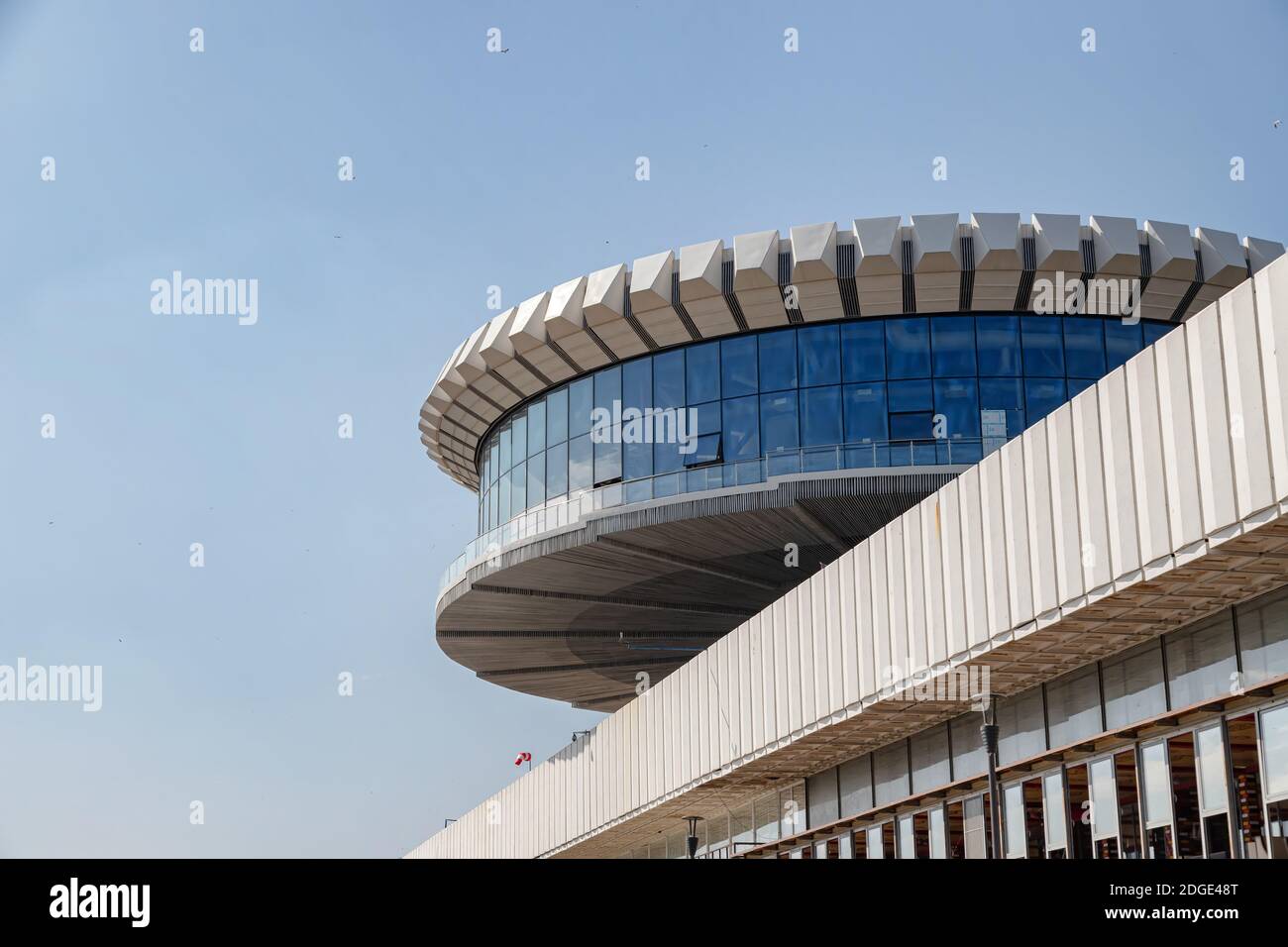 Vue sur le bâtiment du port fluvial de Volgograd Sur le remblai central Banque D'Images