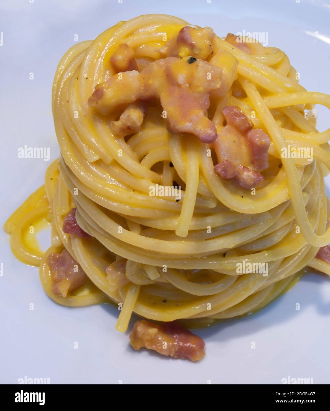 Spaghetti pâtes alla carbonara, un plat populaire à faire à la maison Banque D'Images