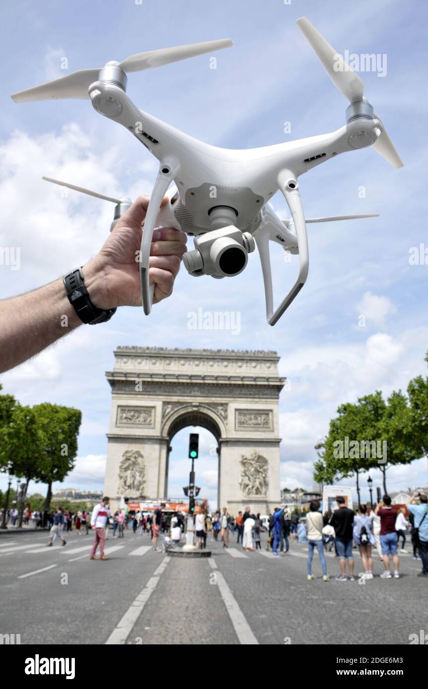 2ème édition du Festival de Drone de Paris et 1ère étape de la Ligue des  Champions de Drone (DCL) sur les champs Elysées à Paris, France, le 4 juin  2017. Photo d'Alain