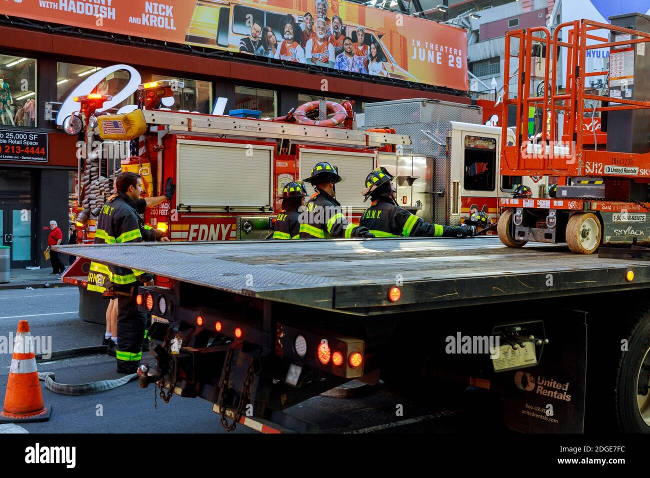 VILLE DE NEW YORK - Jujy 02, 2018 les pompiers pompent le carburant de la voiture après l'accident Banque D'Images