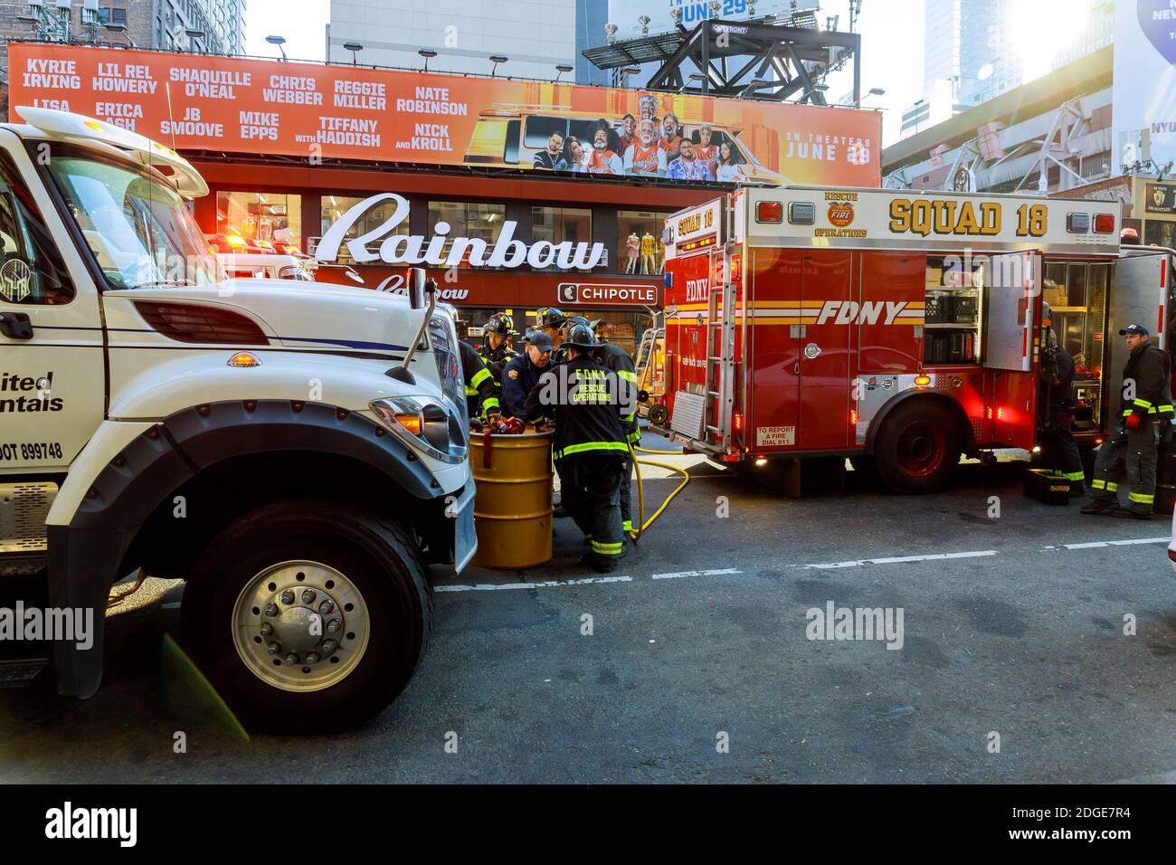 VILLE DE NEW YORK - Jujy 02, 2018 les pompiers pompent le carburant de la voiture après l'accident Banque D'Images