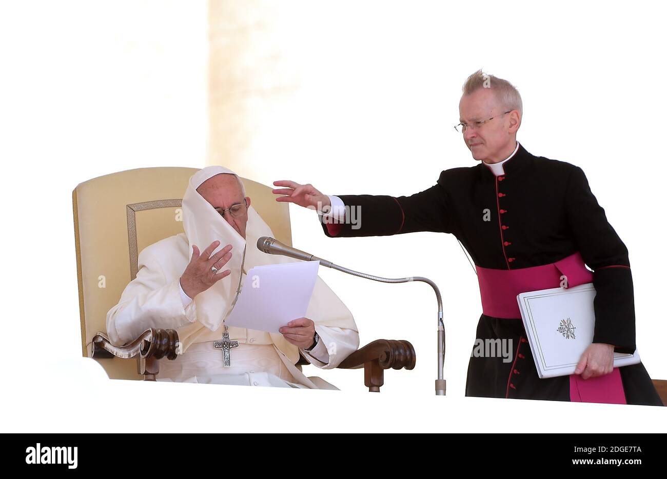 Le pape François assiste à l'audience générale hebdomadaire sur la place Saint-Pierre au Vatican le 7 juin 2017. Photo par Eric Vandeville/ABACAPRESS.COM Banque D'Images