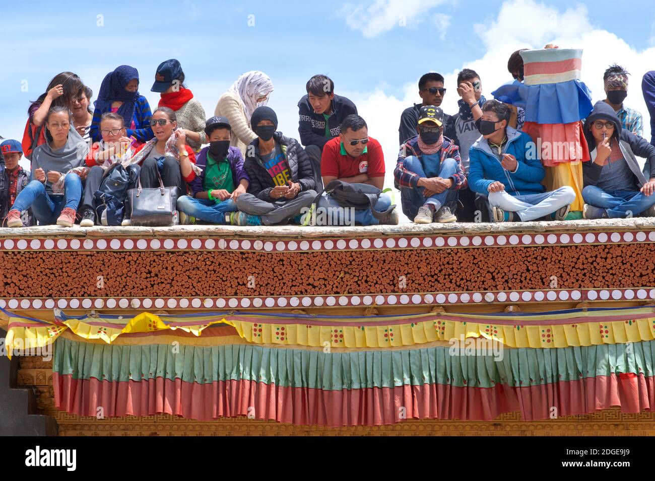 Les spectateurs sur le toit du monastère de Karsha observant les débats du festival de la vallée de Zanskar près de Padum, Ladakh, Jammu et Cachemire, dans le nord de l'Inde. Zans Banque D'Images
