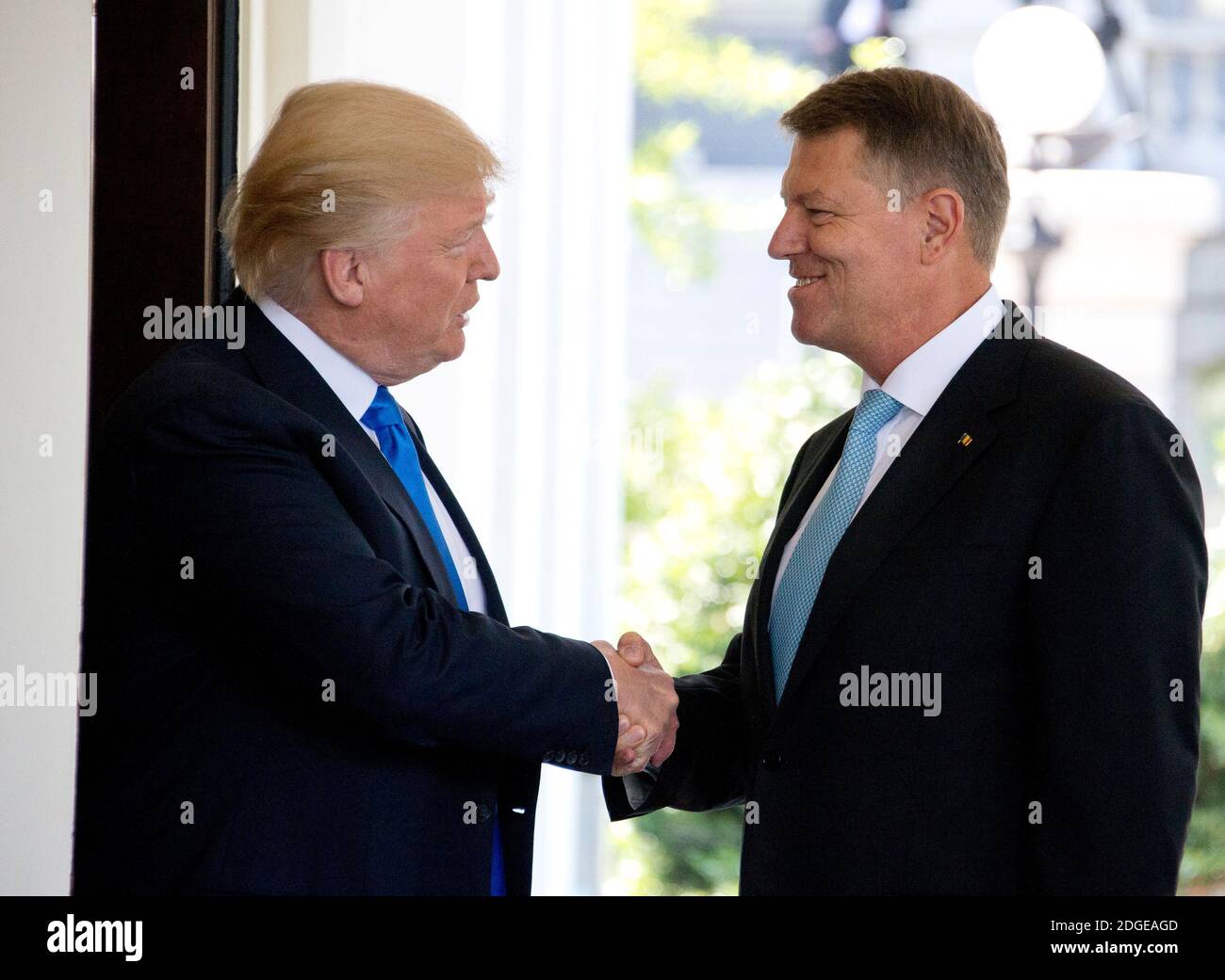 Le président américain Donald J. Trump salue le président roumain Klaus Werner Ioannis à la Maison Blanche à Washington, DC, le vendredi 9 juin 2017.photo de Ron Sachs / CNP /ABACAPRESS.COM Banque D'Images