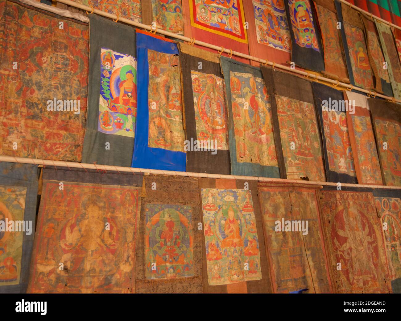 De nombreux mandalas peints et autres images bouddhistes ornent la salle de prière du monastère de Stongdey, Zanskar, Ladakh, dans le nord de l'Inde, environ 18Êkm au nord de Padum. Le gompa a été fondé en 1052CE. Banque D'Images