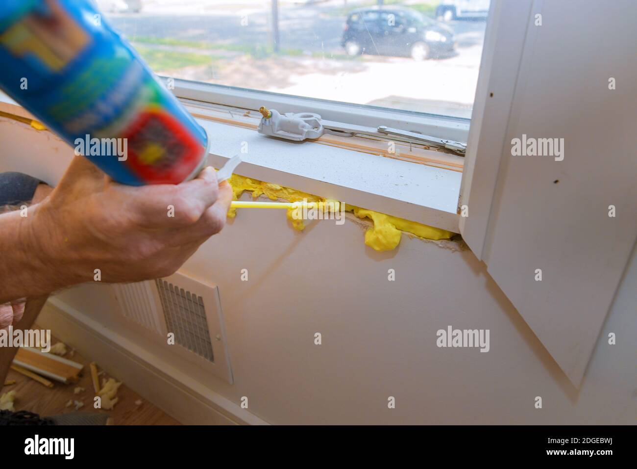 Mousse pu de construction dans la fenêtre installée à l'aide d'un support mousse d'installation Banque D'Images