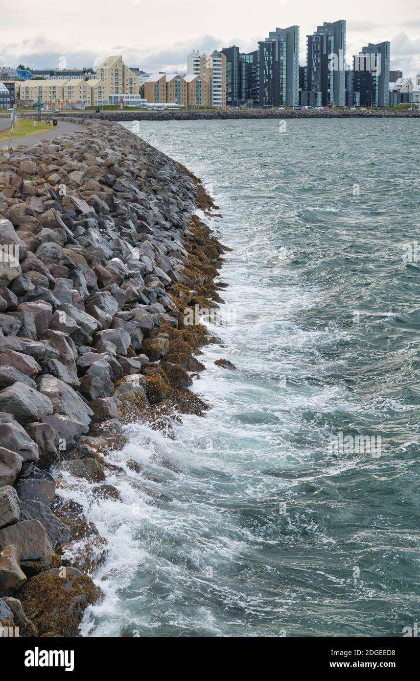Vagues de l'océan écrasant sur les rochers de Reykjavik, en Islande Banque D'Images
