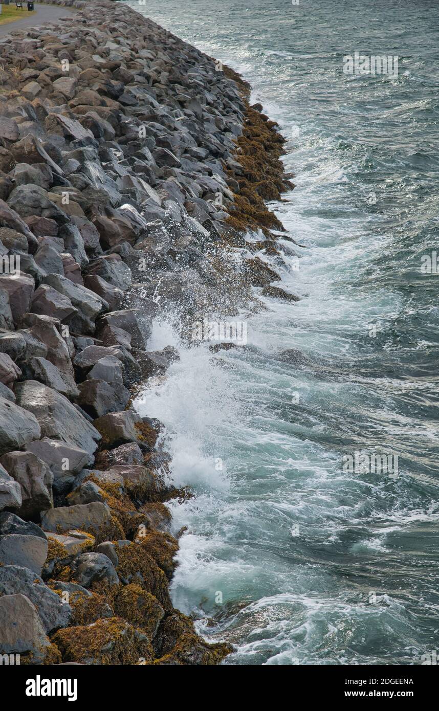 Vagues de l'océan écrasant sur les rochers Banque D'Images