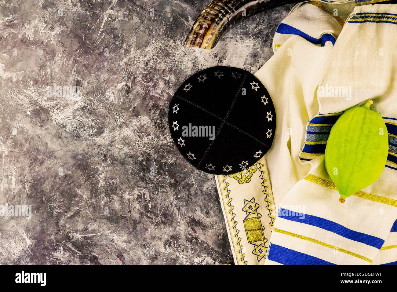 Fête rituelle juive de Sukkot dans le symbole religieux juif Etrog, lulav, hadas, arava tallit priant le livre kippa et shofar Banque D'Images